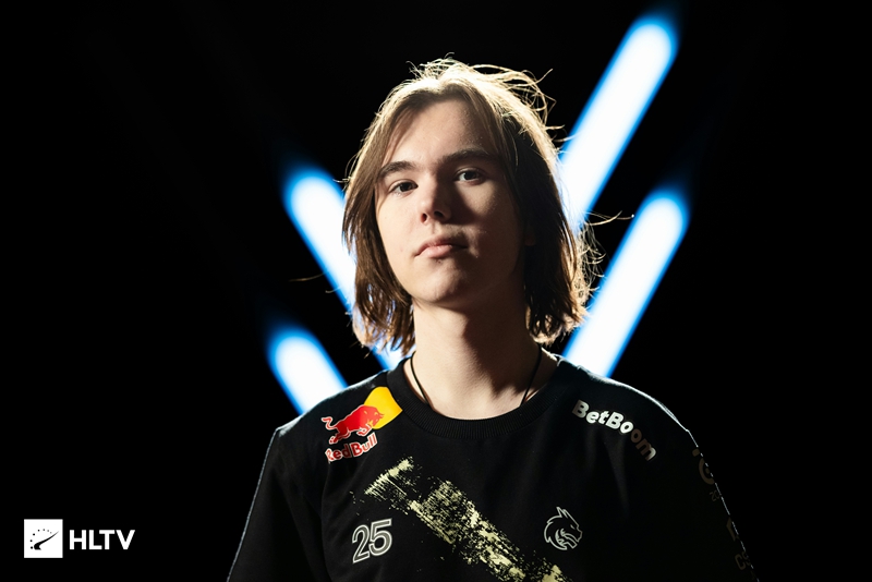 RNG官博分享赛后返图：来点候场花絮图看看